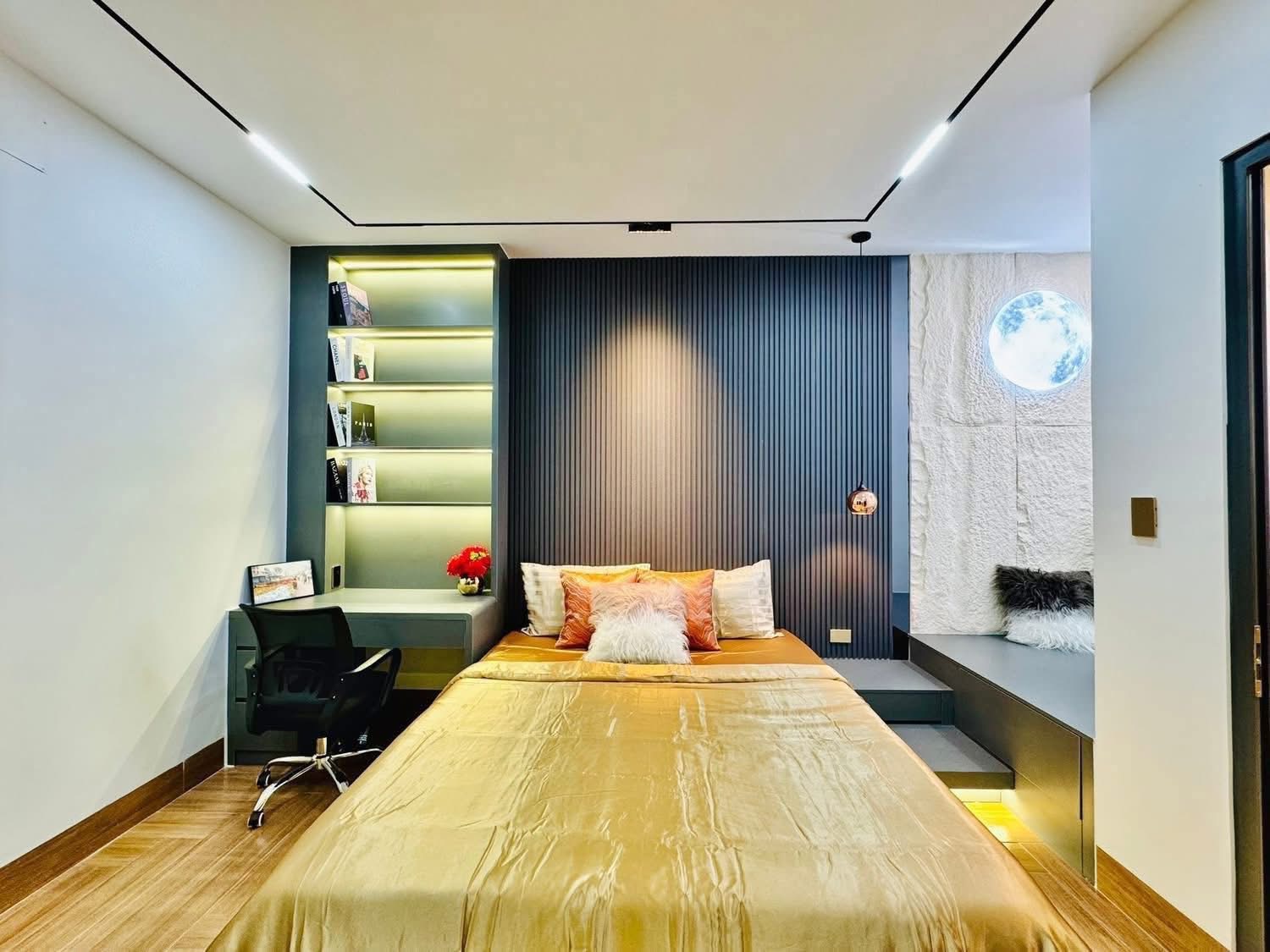 Bán nhà đường 10m thông 4m x 20m, kinh doanh ngay công viên Làng Hoa