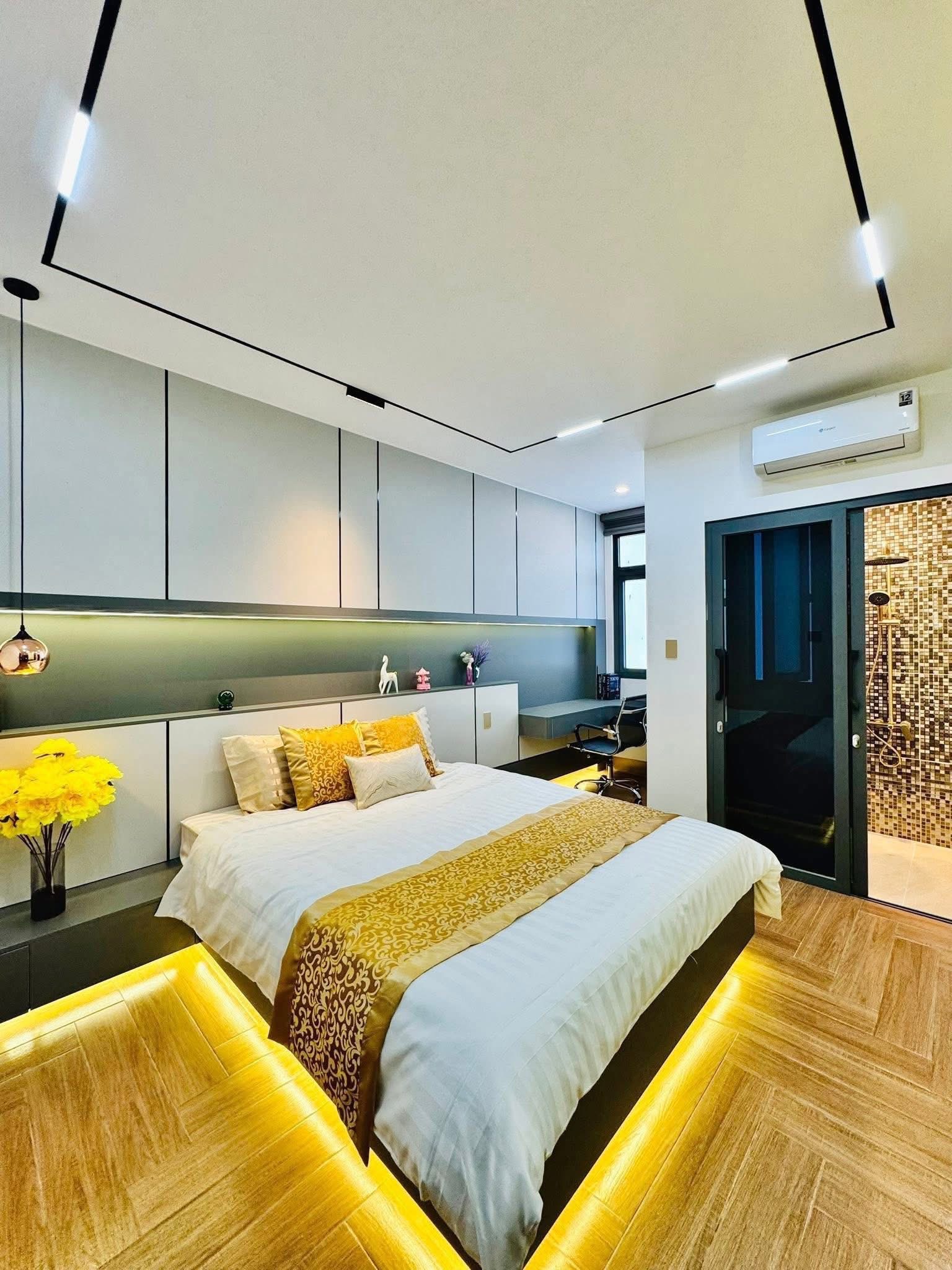 Bán nhà đường 10m thông 4m x 20m, kinh doanh ngay công viên Làng Hoa