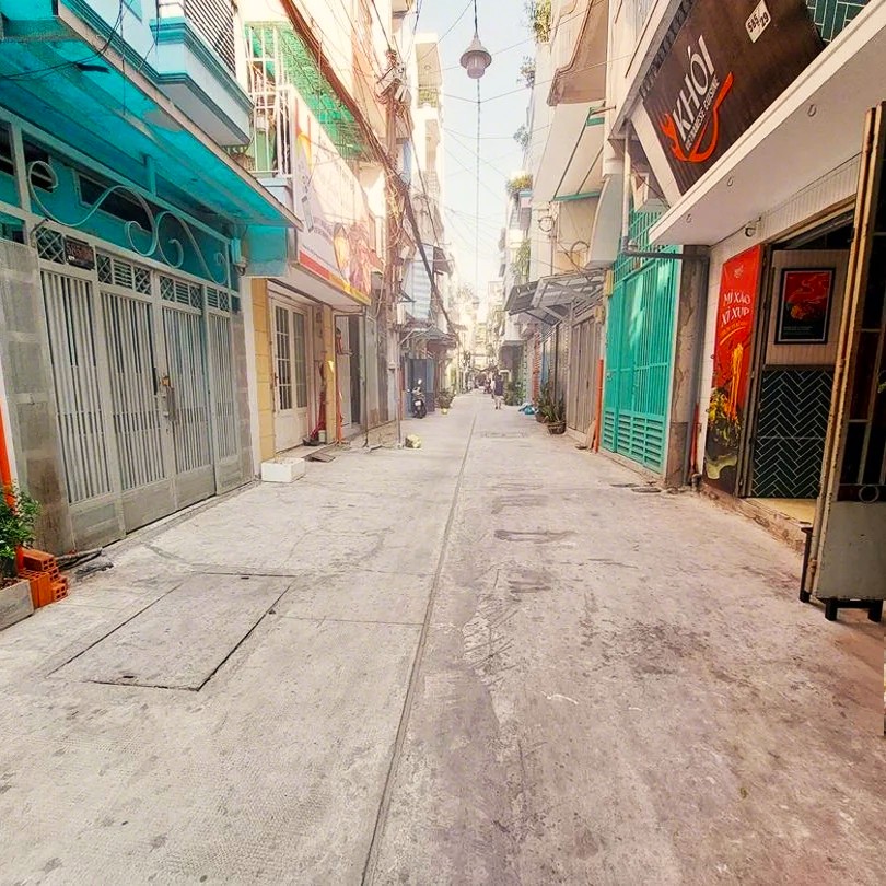 Hẻm trước nhà rộng