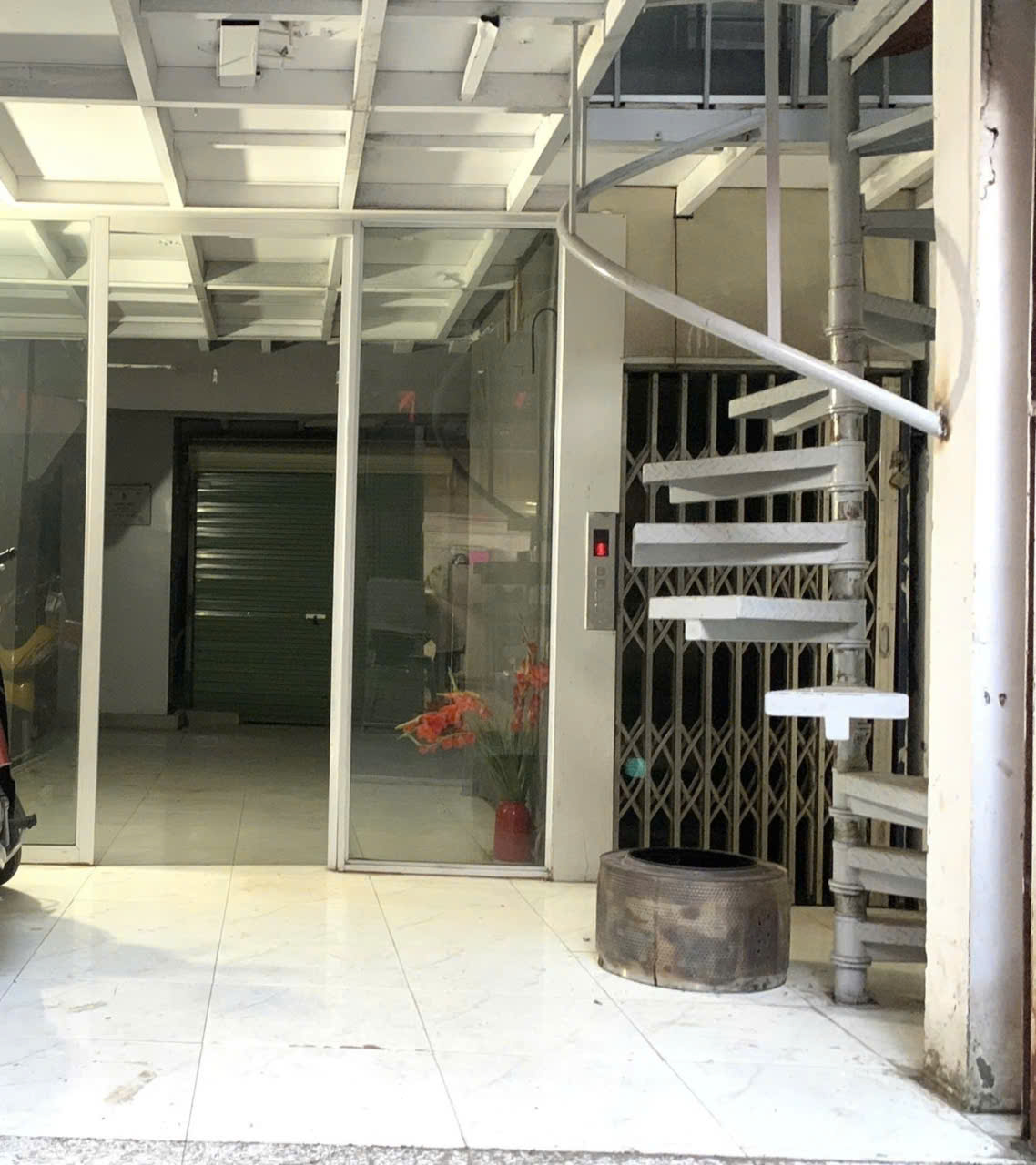 Ngôi nhà nằm trên mặt ngõ Văn Chương, kinh doanh sầm uất, thẳng tắp ra phố Tôn Đức Thắng