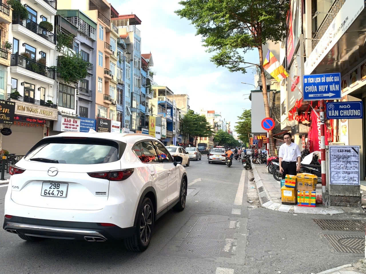 Ngôi nhà nằm trên mặt ngõ Văn Chương, kinh doanh sầm uất, thẳng tắp ra phố Tôn Đức Thắng