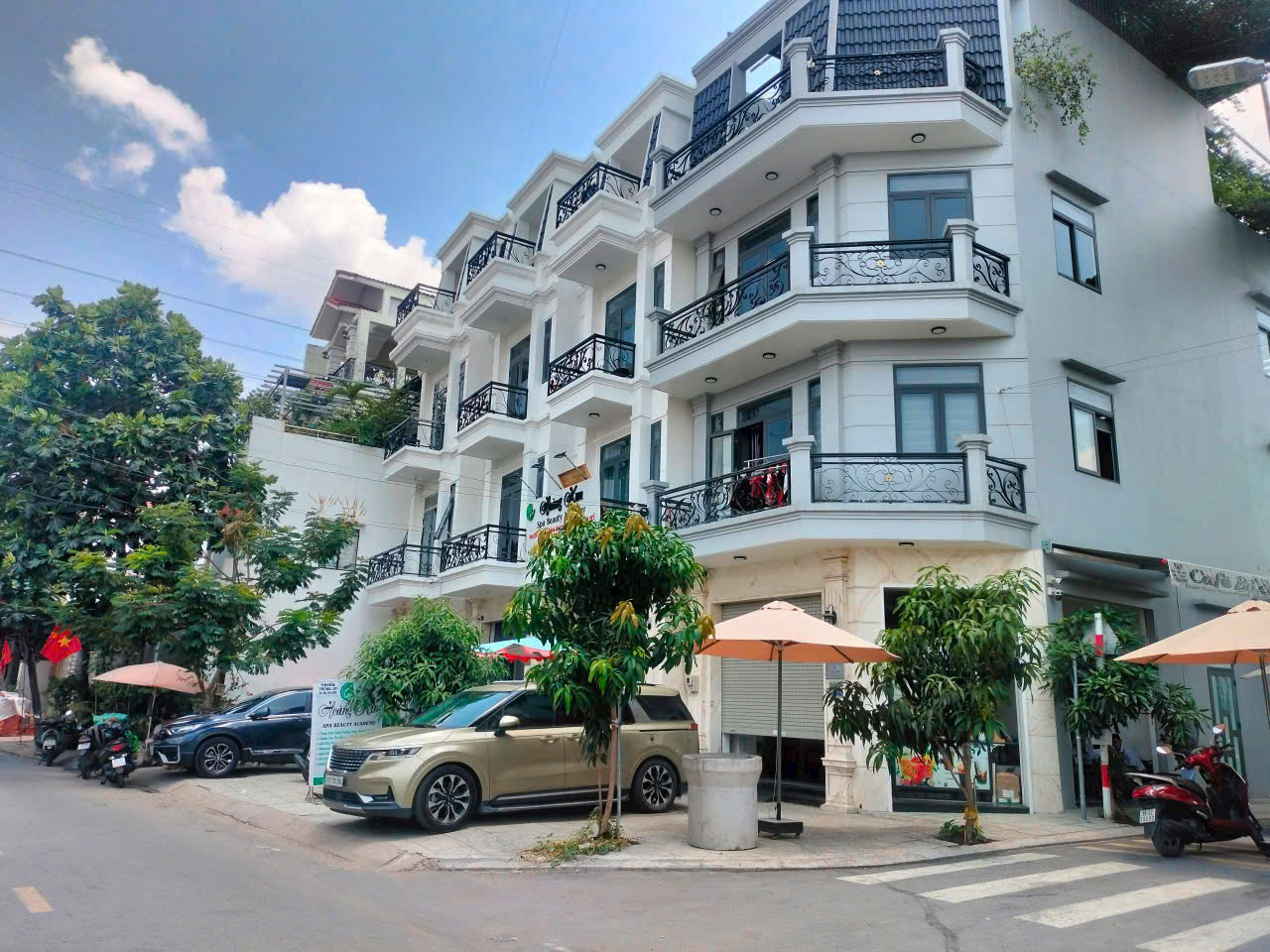 Nhà mới xây mặt tiền quận Bình Tân, liền kề khu Tên Lửa