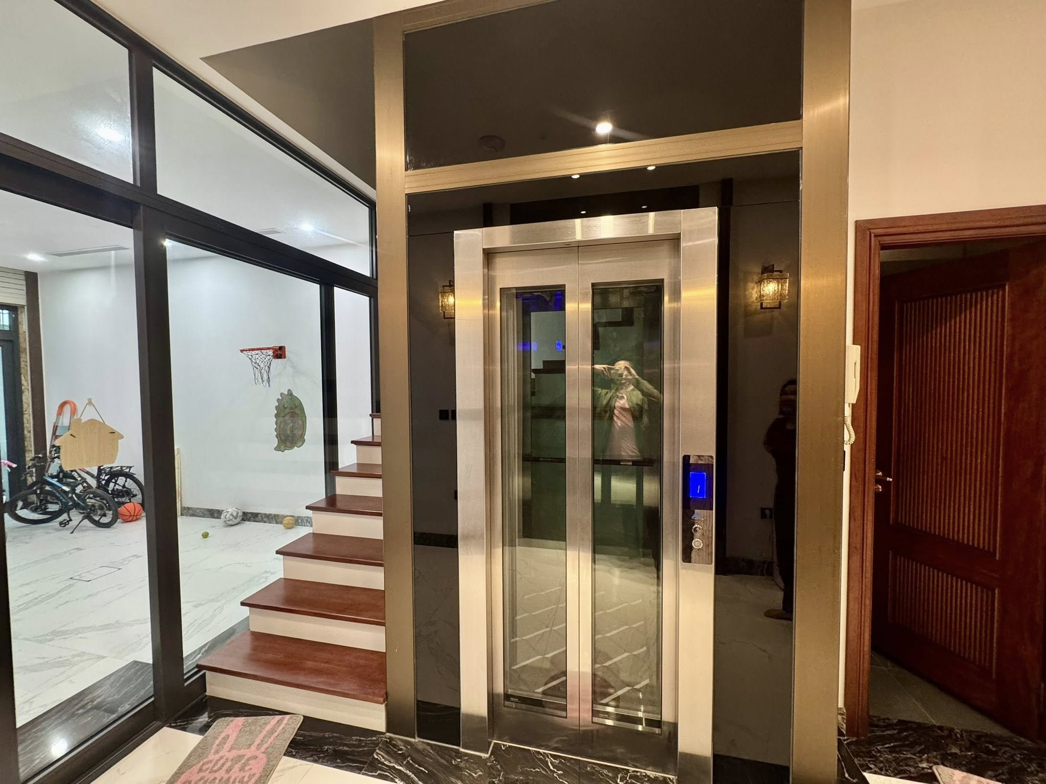 Bán nhà liền kề đường Phú Diễn, 100m2, 7 tầng, thang máy, gara ô tô