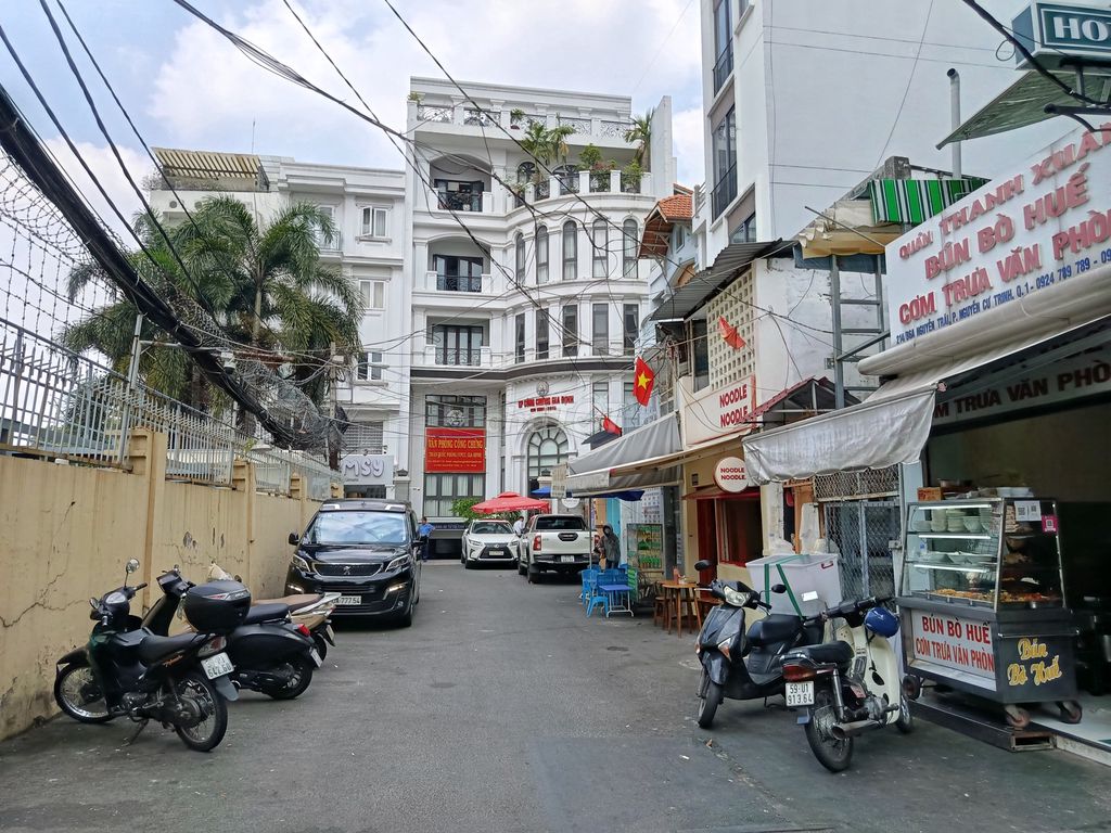 Bán đất tặng nhà cấp 4, quận 1, hẻm 214B Nguyễn Trãi, diện tích 30,4m², sổ hồng riêng