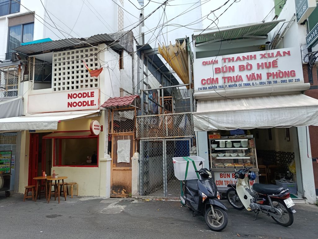 Bán đất tặng nhà cấp 4, quận 1, hẻm 214B Nguyễn Trãi, diện tích 30,4m², sổ hồng riêng