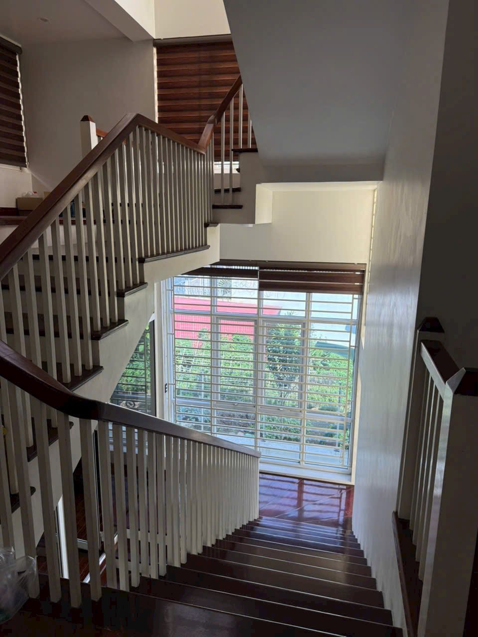 Cho thuê căn biệt thự view hồ khu Đông Nam Cường, 240m2, 3 tầng, 4 ngủ, giá hợp lý