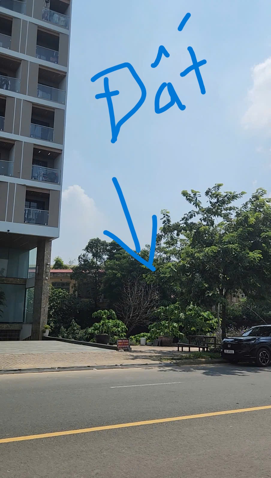 Mặt đường Cổ Đông, ô tô tránh, vỉa hè, 100m2, mt7m, cách đại học FPT 2.5km, đại học quốc gia 1km, metro 500m