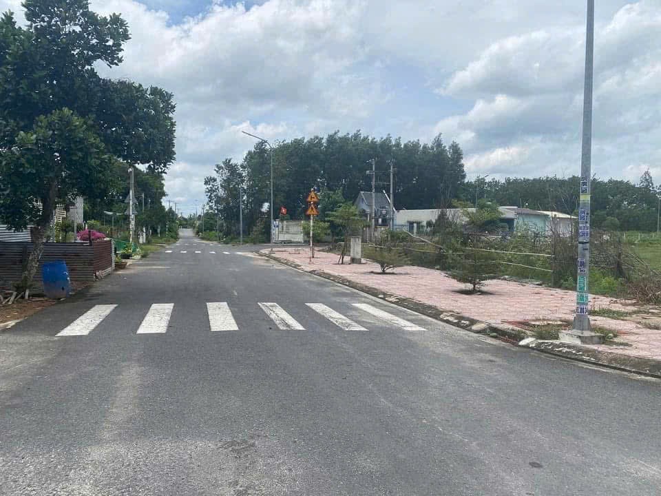 Chính chủ gửi bán lô đất vị trí vàng gần trung tâm Long Thành, 126m2, sổ sẵn, giá siêu rẻ 2,3 tỷ