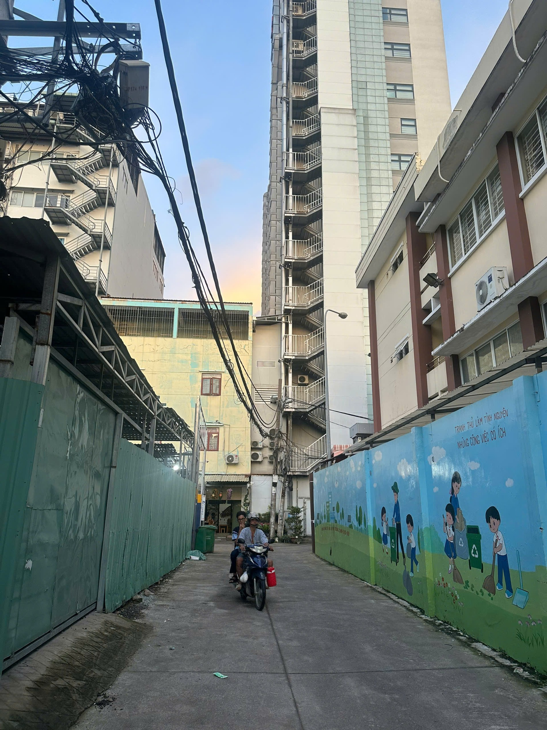 Bán nhà hẻm thông Ngay Hàng Xanh - 5 tầng 50m² nở hậu, giá 10,5 tỷ