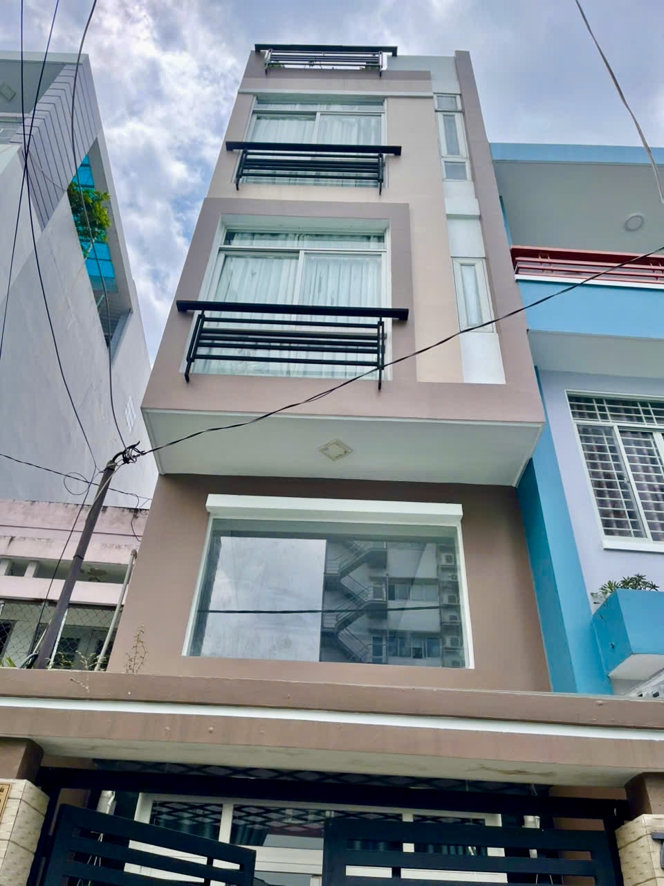 Bán nhà hẻm thông Ngay Hàng Xanh - 5 tầng 50m² nở hậu, giá 10,5 tỷ