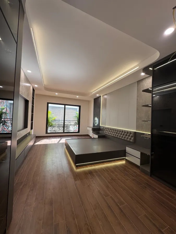 Bán nhà phân lô Hoàng Quốc Việt - Cầu Giấy, 8 tầng, thang máy, 4 phòng ngủ, full đồ, sổ đỏ, ở luôn