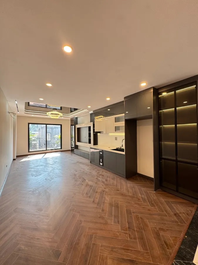 Bán nhà phân lô Hoàng Quốc Việt - Cầu Giấy, 8 tầng, thang máy, 4 phòng ngủ, full đồ, sổ đỏ, ở luôn