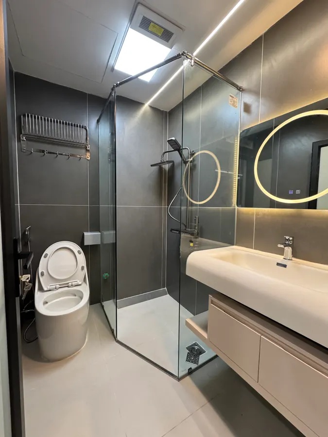 Bán nhà phân lô Hoàng Quốc Việt - Cầu Giấy, 8 tầng, thang máy, 4 phòng ngủ, full đồ, sổ đỏ, ở luôn