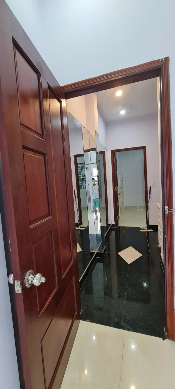 Chính chủ gửi bán nhà giá rẻ view Landmark, 4 tầng, sổ vuông vức, giá bán 7,4 tỷ