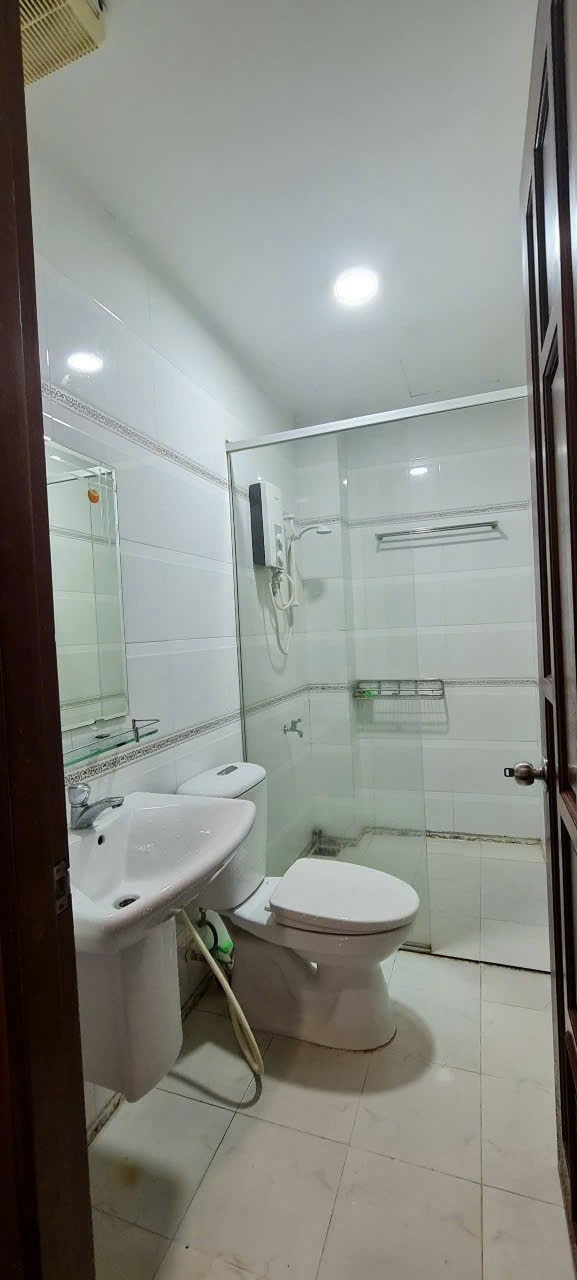 Chính chủ gửi bán nhà giá rẻ view Landmark, 4 tầng, sổ vuông vức, giá bán 7,4 tỷ