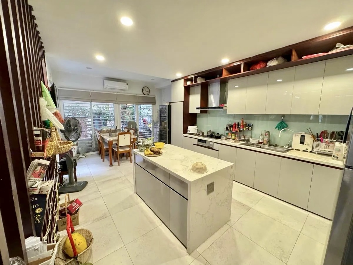 Nhà phân lô Trung Kính, Cầu Giấy, 78m, 3 mặt thoáng, 6 tầng, 4 phòng ngủ, ngõ nông, gara ô tô, 31,95 tỷ