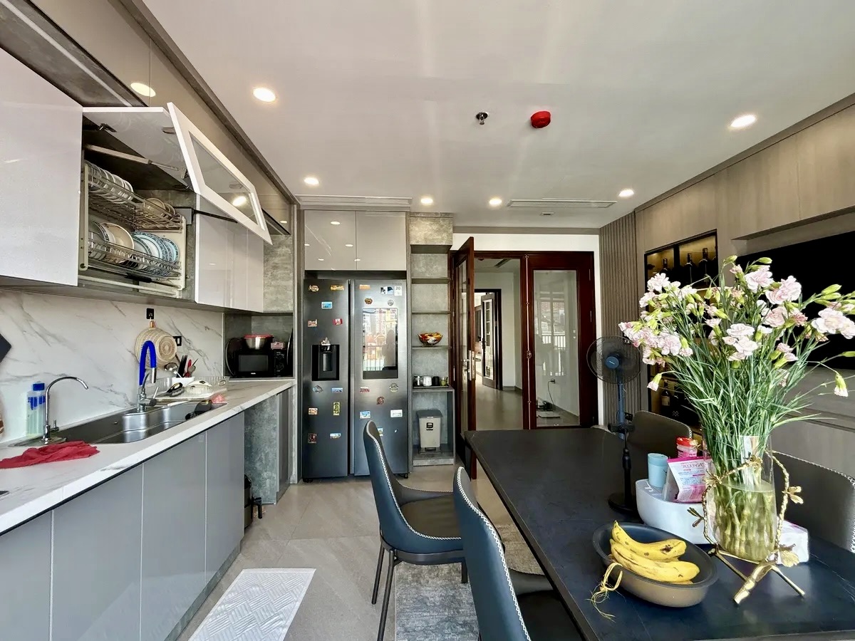 Bán nhà phân lô Hoàng Quốc Việt - Cầu Giấy, 45m2 x 7 tầng thang máy, gara ô tô, dân trí cao, giá 26,5 tỷ