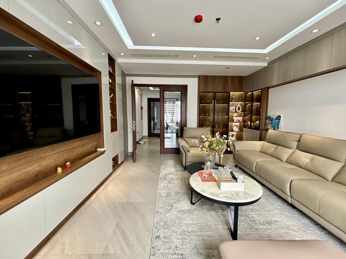 Bán nhà phân lô Hoàng Quốc Việt - Cầu Giấy, 45m2 x 7 tầng thang máy, gara ô tô, dân trí cao, giá 26,5 tỷ