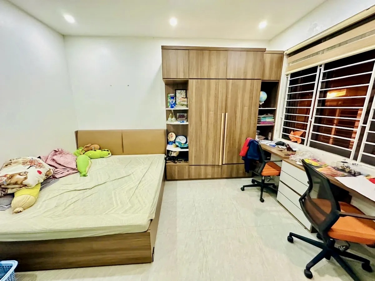 Nhà 59m2 đường Cầu Giấy, mặt tiền 6m, dân xây 4 tầng, ô chờ thang máy, ngõ nông thoáng, giá 16.5 tỷ