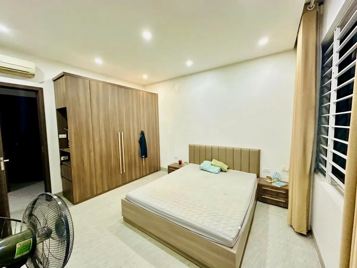 Nhà 59m2 đường Cầu Giấy, mặt tiền 6m, dân xây 4 tầng, ô chờ thang máy, ngõ nông thoáng, giá 16.5 tỷ