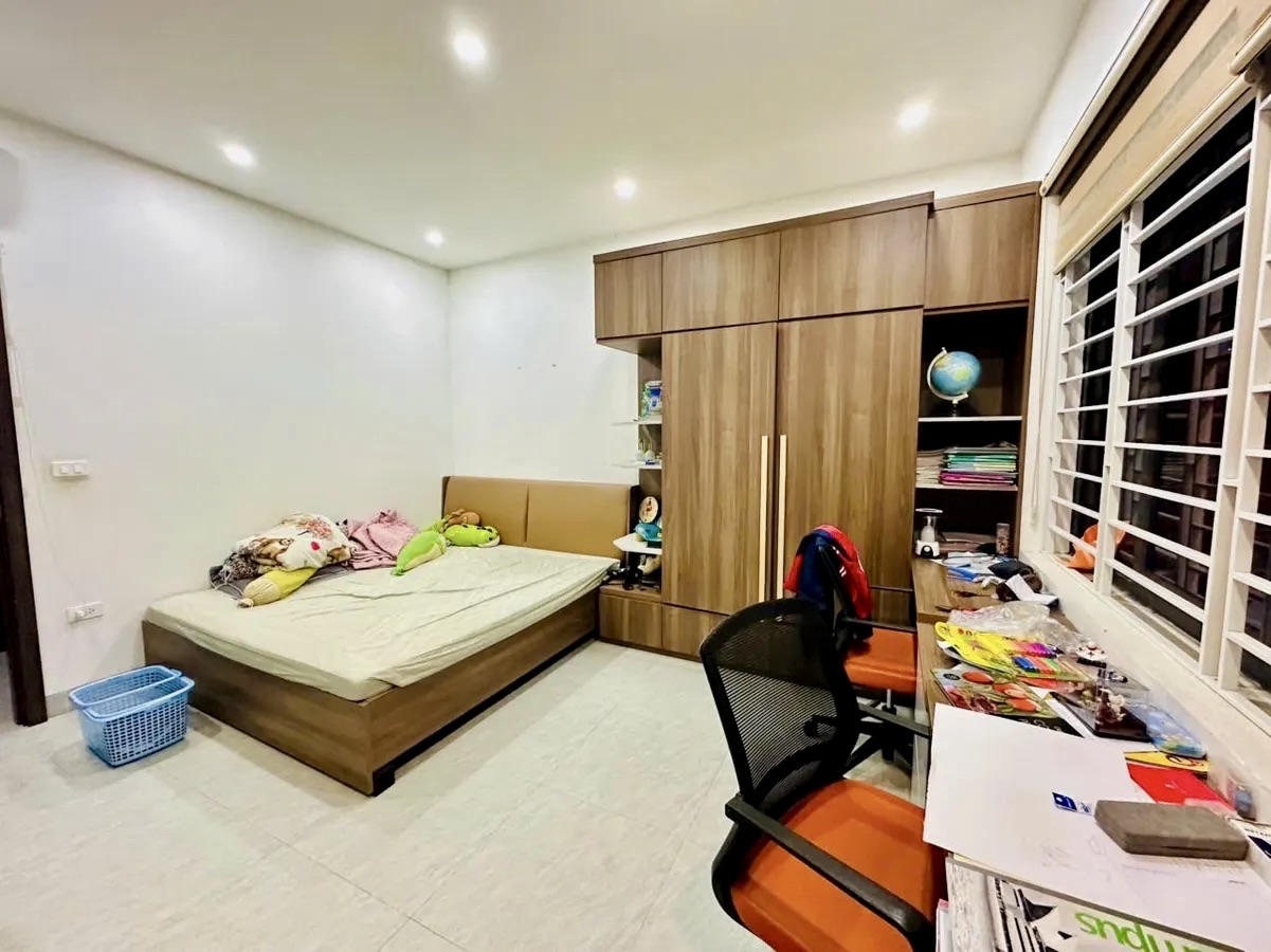 Nhà 59m2 đường Cầu Giấy, mặt tiền 6m, dân xây 4 tầng, ô chờ thang máy, ngõ nông thoáng, giá 16.5 tỷ