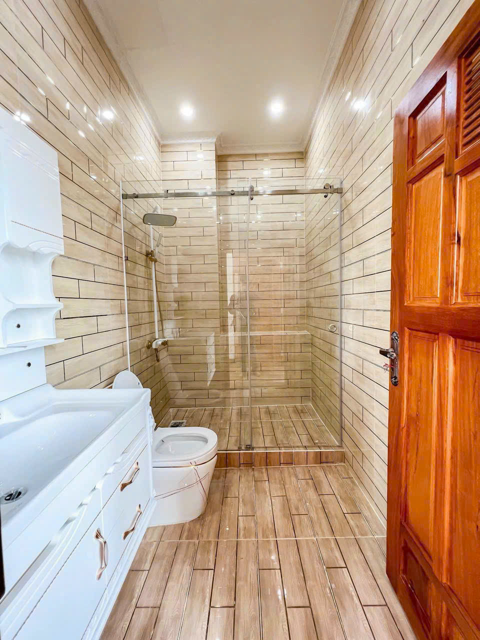 Nhà mới rộng rãi – vị trí đẹp – thiết kế hiện đại – phù hợp ở gia đình, kinh doanh online, mở văn phòng công ty