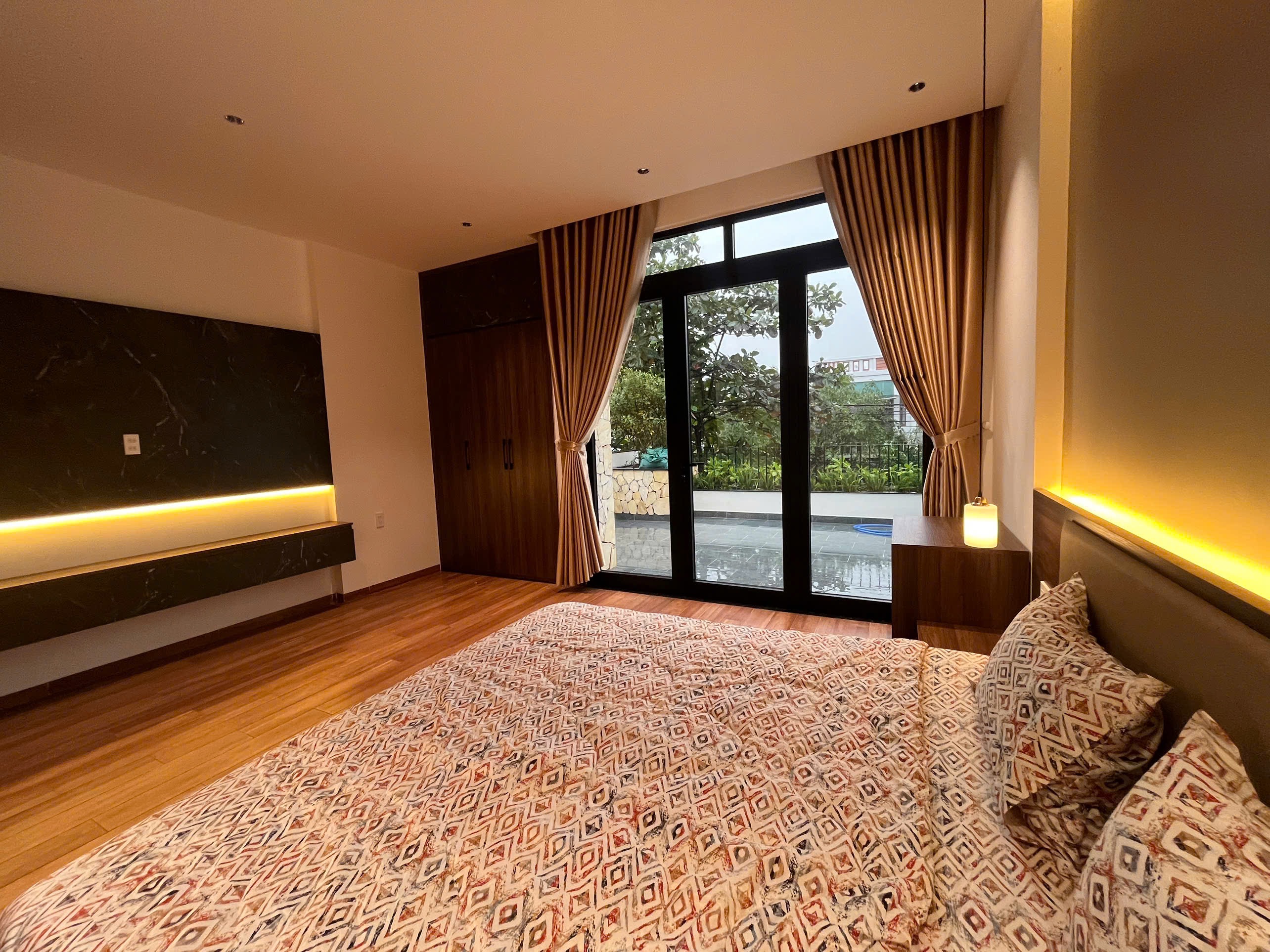 KHÔNG CÓ CHỖ CHÊ NHÀ 3 TẦNG CỰC ĐẸP MẶT TIỀN THANH HOÁ,HOÀ XUÂN,CÓ GARA ÔTÔ,SÁT VÕ AN NINH