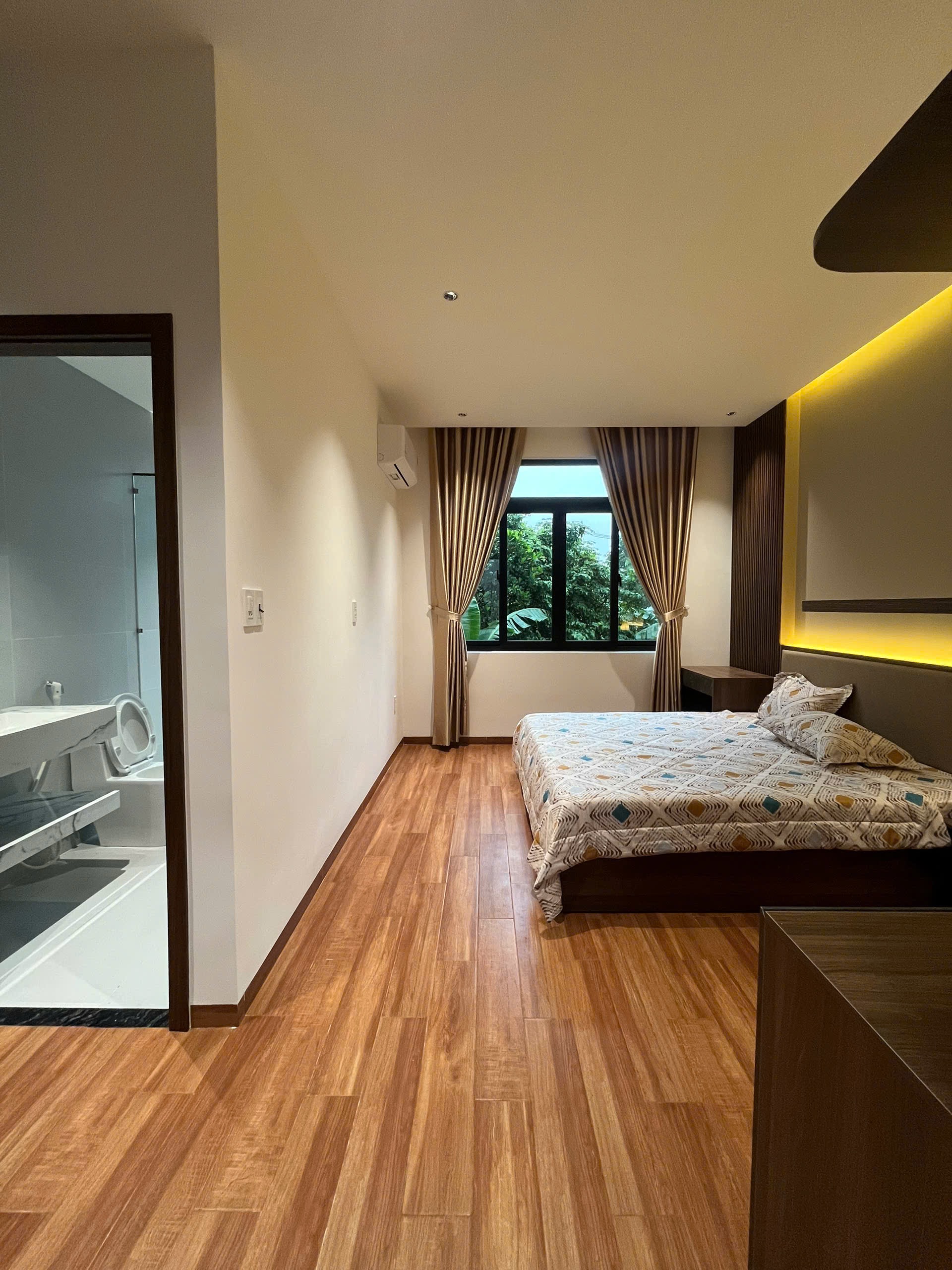 KHÔNG CÓ CHỖ CHÊ NHÀ 3 TẦNG CỰC ĐẸP MẶT TIỀN THANH HOÁ,HOÀ XUÂN,CÓ GARA ÔTÔ,SÁT VÕ AN NINH