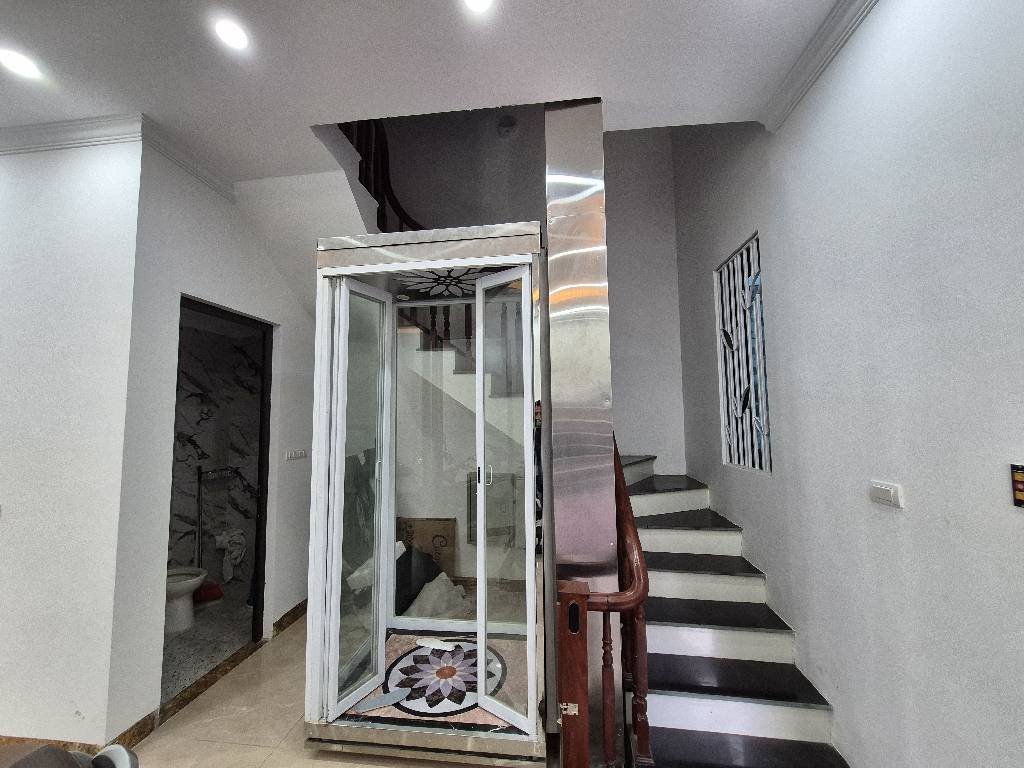 Duy nhất 1 căn tại ga tàu điện La Khê, 35m2 5 tầng new, 8,x tỷ - Tiện nghi sẵn vào ở - Oto cạnh nhà