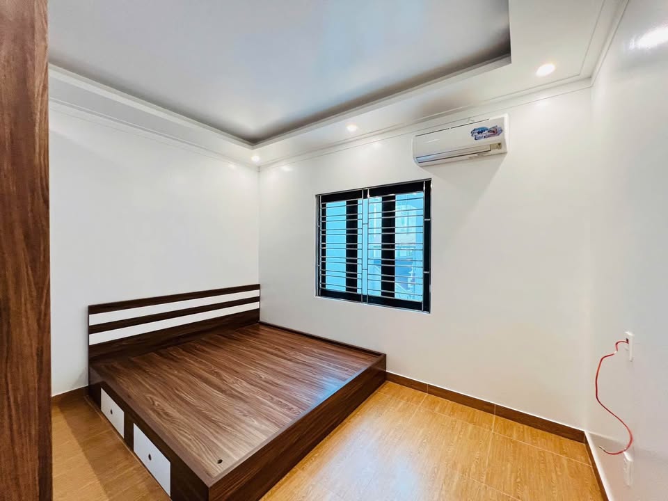 PHẠM NGỌC THẠCH - TÔN THẤT TÙNG, nhà 4 phòng ngủ, kề cổng trường học, khu vực toàn cán bộ - viên chức