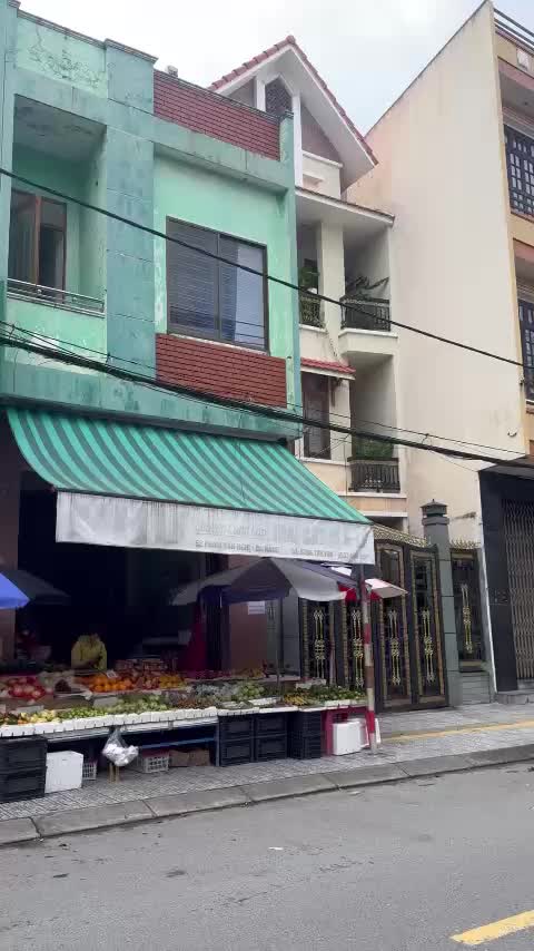 Bán nhà 3 tầng kiên cố, diện tích đất rộng lớn 161,5m², trung tâm thương mại và các dịch vụ ngân hàng