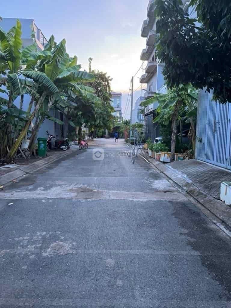 Nhà 3 tầng mới, vào ở ngay bố trí 3 phòng ngủ, 4 vệ sinh, thoáng sáng và tiện nghi