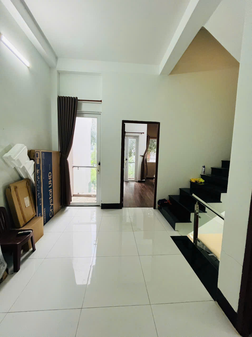 Nhà đẹp, nội thất cao cấp, vị trí thoáng mát, phù hợp ở gia đình, mở văn phòng công ty, kinh doanh online