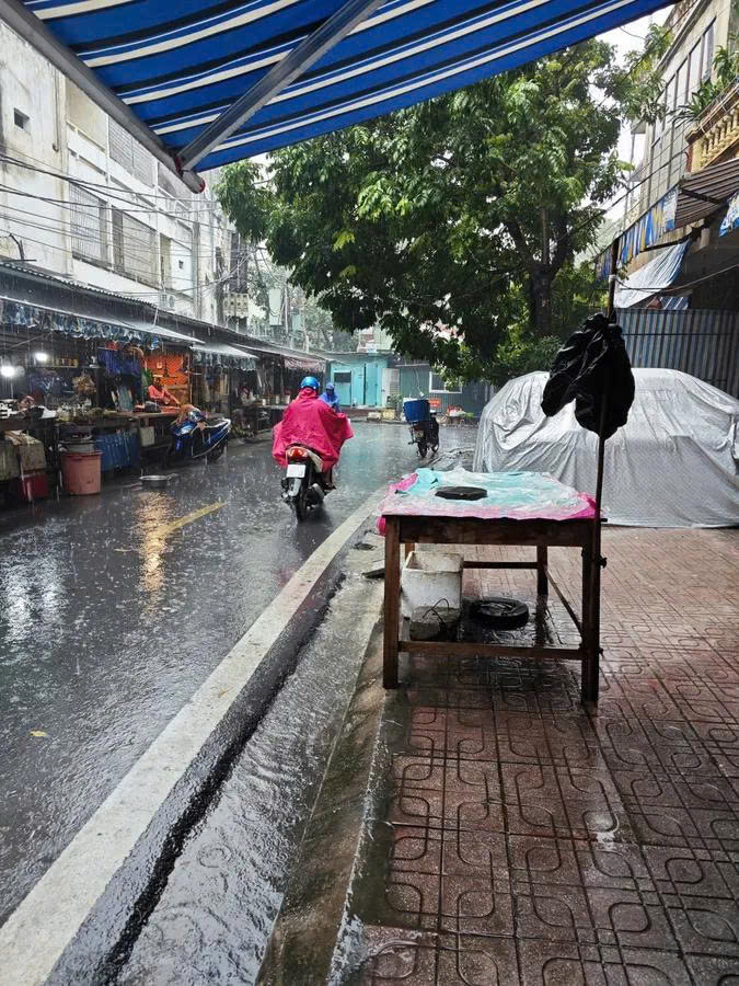 Hiếm nhà mặt phố Trần Văn Chuông, 40m2, mặt tiền 4m, vỉa hè rộng, kinh doanh tốt, giá 13.5 tỷ