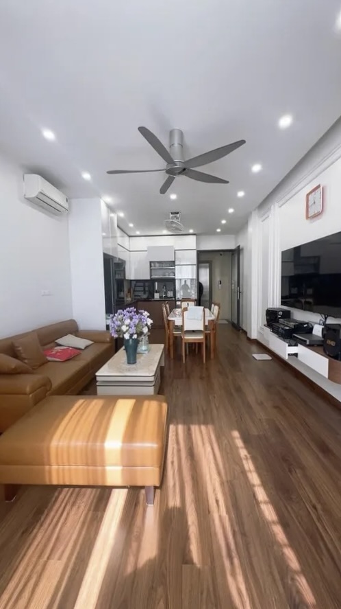 Nhà 7 tầng thang máy Trần Quốc Hoàn - Cầu Giấy, 41m2, mặt tiền 4m, gara ô tô, phân lô ô tô tránh