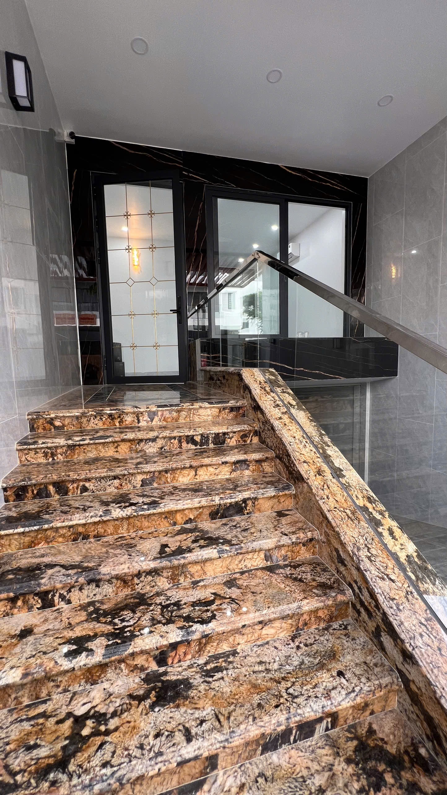 Cho thuê nhà tầng 1 và hầm xe, Q7 Riverside