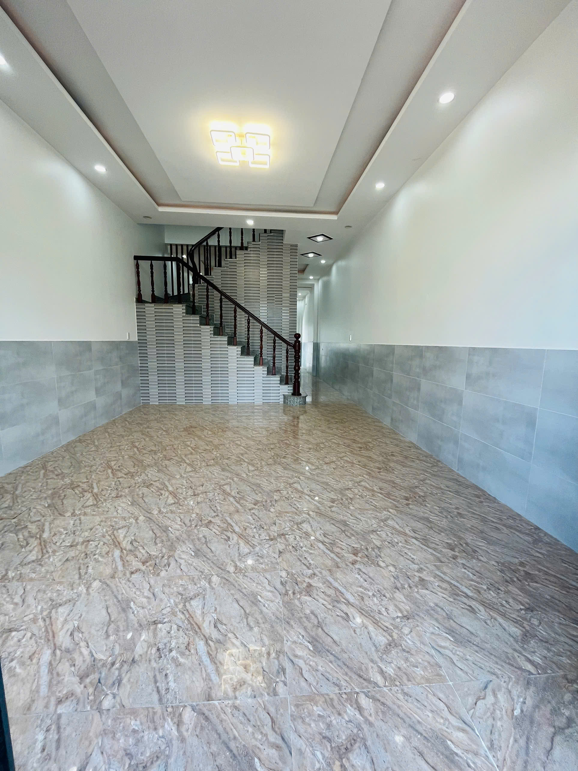 Nhà mới, vị trí đẹp, đầy đủ tiện nghi, phù hợp ở gia đình hoặc làm văn phòng công ty