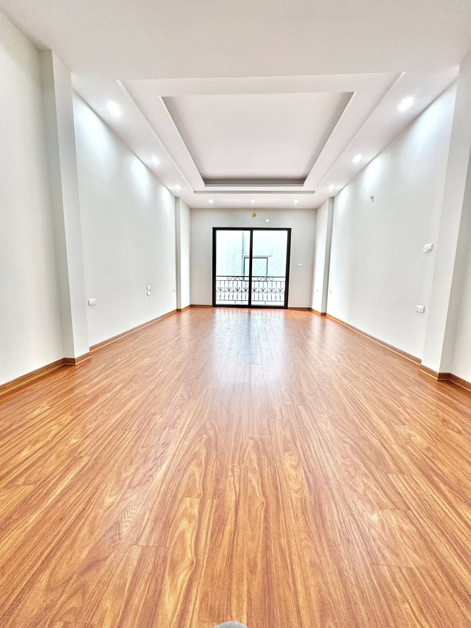 Bán nhà 7 tầng mới, thang máy, thông sàn, gara ô tô, ngõ 18 Định Công Thượng