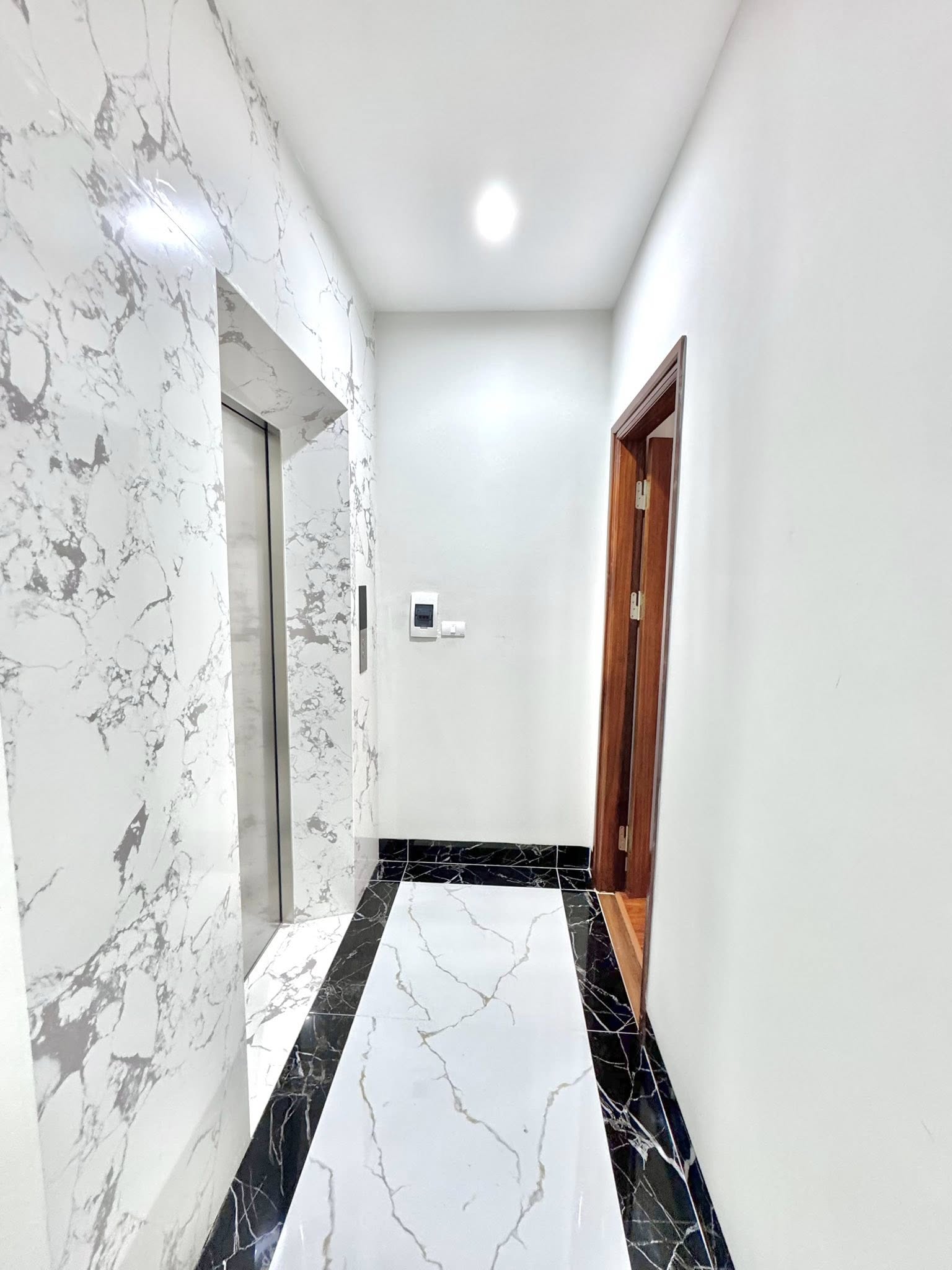 Bán nhà 7 tầng mới, thang máy, thông sàn, gara ô tô, ngõ 18 Định Công Thượng