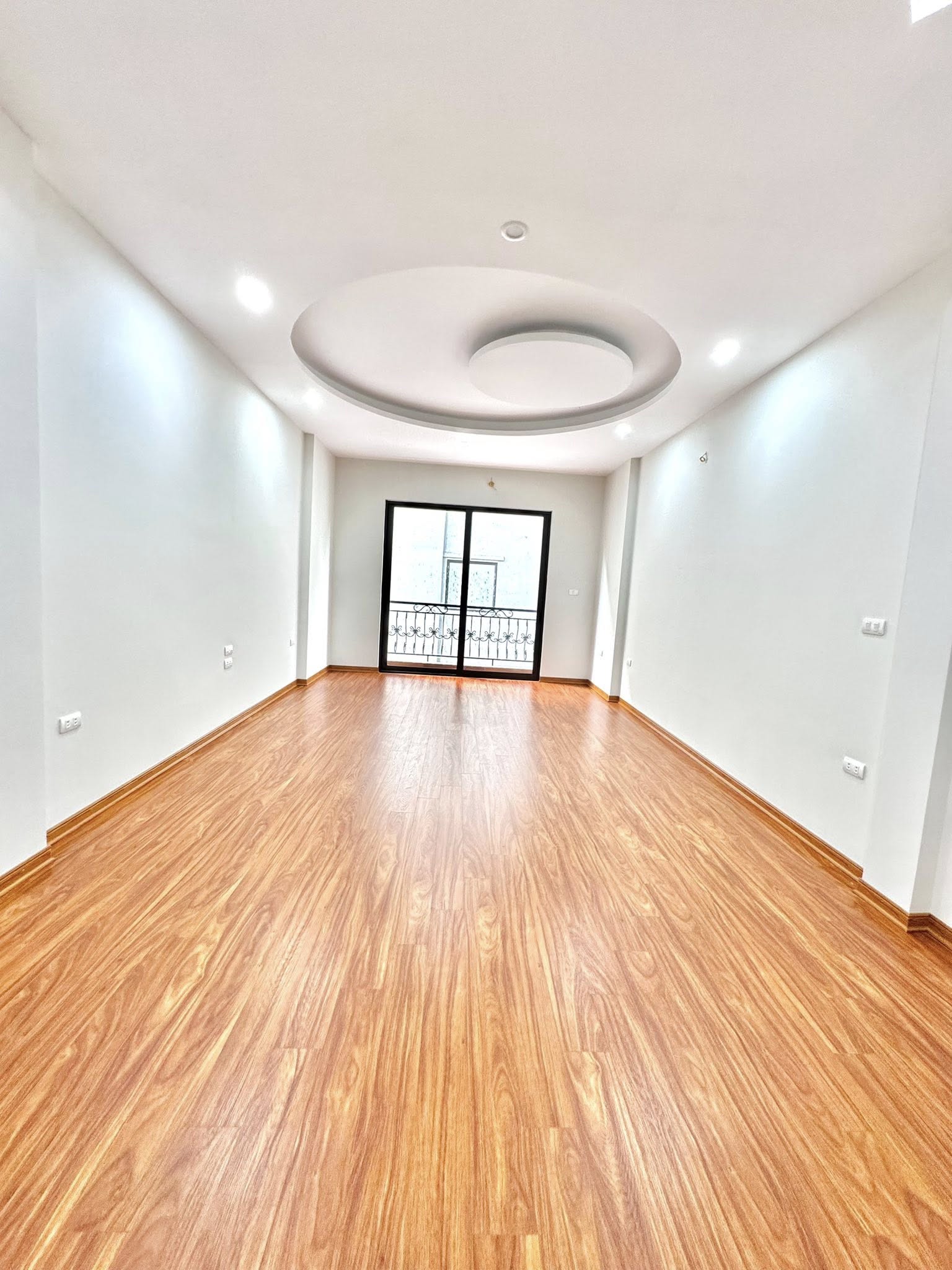 Bán nhà 7 tầng mới, thang máy, thông sàn, gara ô tô, ngõ 18 Định Công Thượng