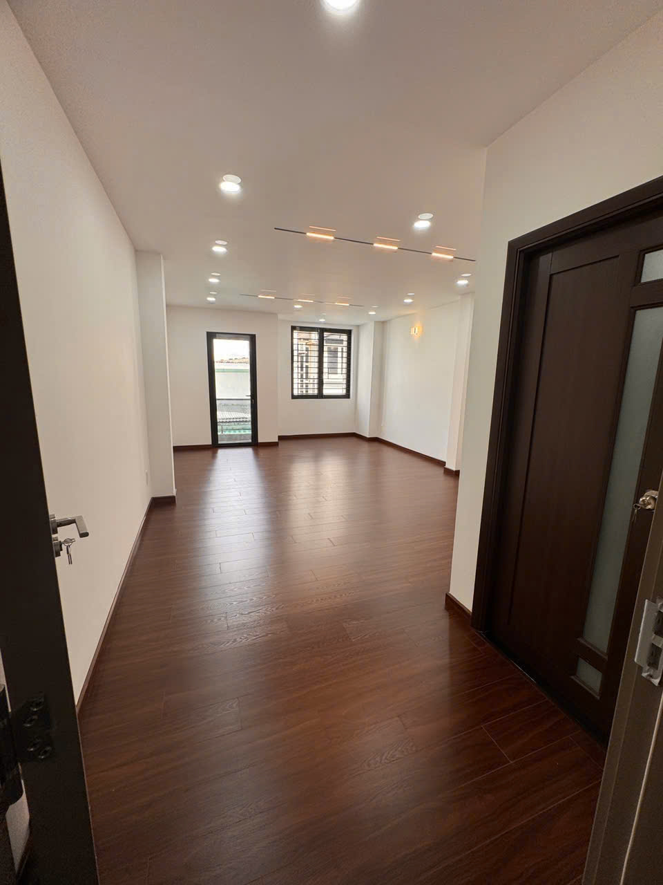 Bán nhà 5 tầng mới cứng, view sông thanh đa nội thất cao cấp - sát mặt tiền