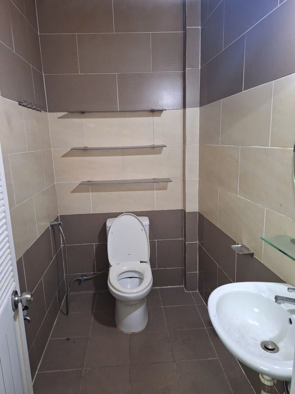 Mặt tiền Lý Thánh Tông, 62m2, 4m x 15,5m, chỉ 6,9 tỷ, sổ hồng riêng, xây được 5 tầng