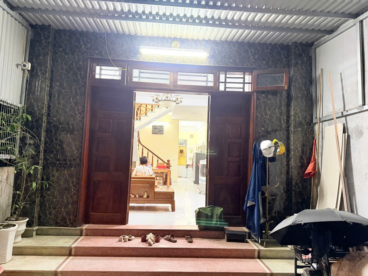 Nhà có sân rộng rãi, ô tô 7 chỗ đỗ trước nhà tại ngõ phố Quang Trung, Hải Dương