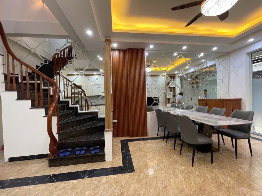 Nhà mới đẹp, chỉ việc xách vali về ở, nằm trung tâm phường Vạn Phúc, vài bước chân ra chợ dân sinh