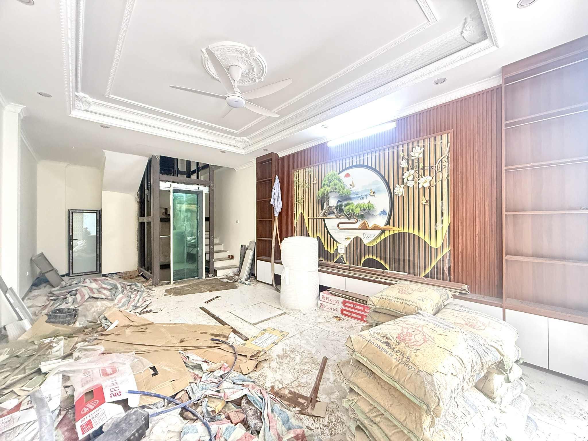 Bán nhà phố Dương Văn Bé 42m2, 5 tầng, thang máy, ô tô giá 12,6 tỷ