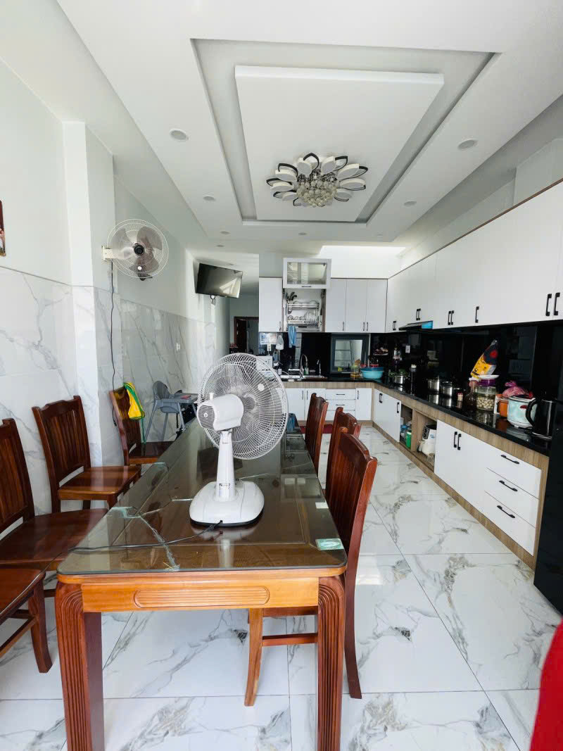 Bán nhà hẻm xe tải thông Phạm Văn Bạch, ngang 4.2m, có thang máy, kinh doanh buôn bán 13.7 tỷ