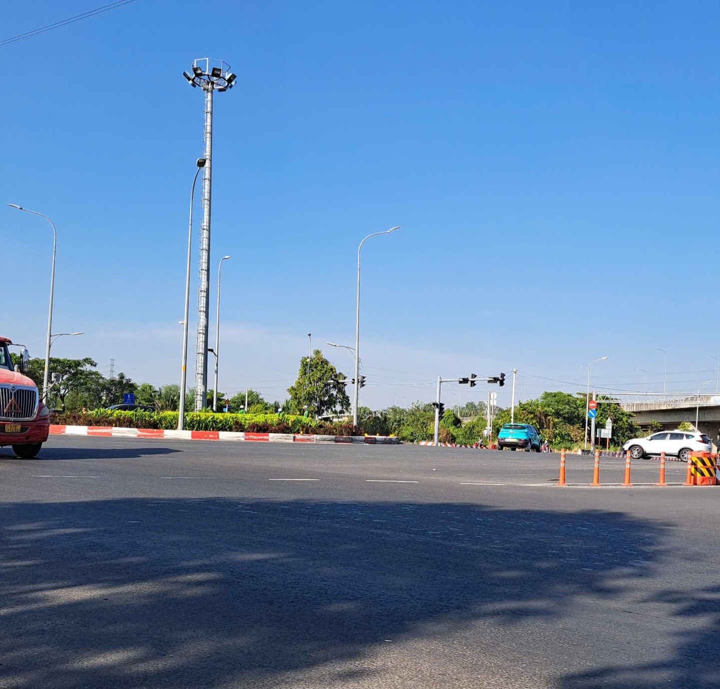 Bán nhà 2 tầng giáp quận 2, gần vòng xoay Phú Hữu - đường Nguyễn Duy Trinh