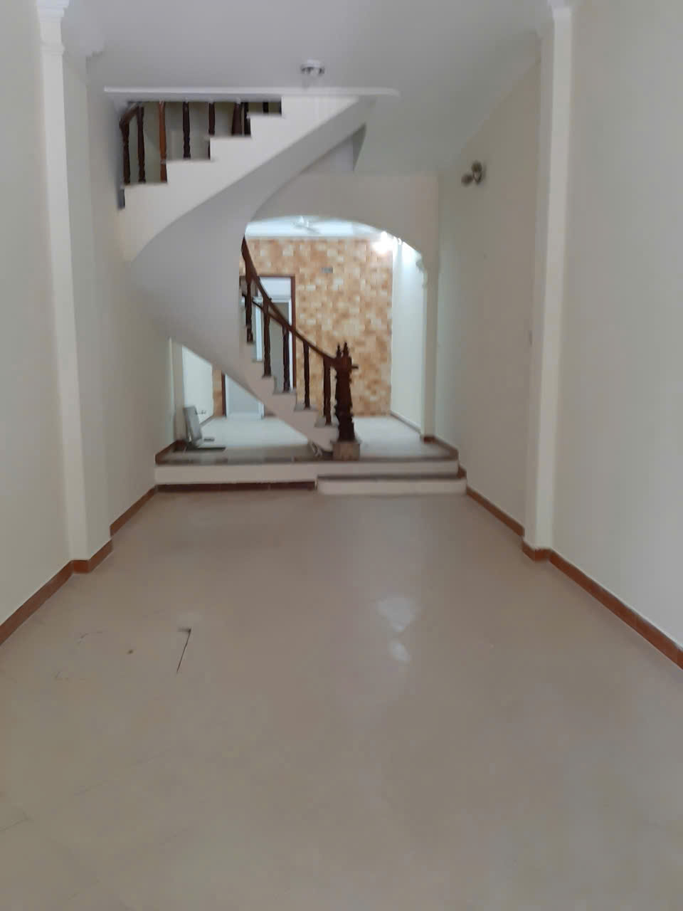 Cho thuê nhà mặt phố Thâm Tâm - Trung Kính, Cầu Giấy 50m2 x 4 tầng giá 24 triệu/tháng