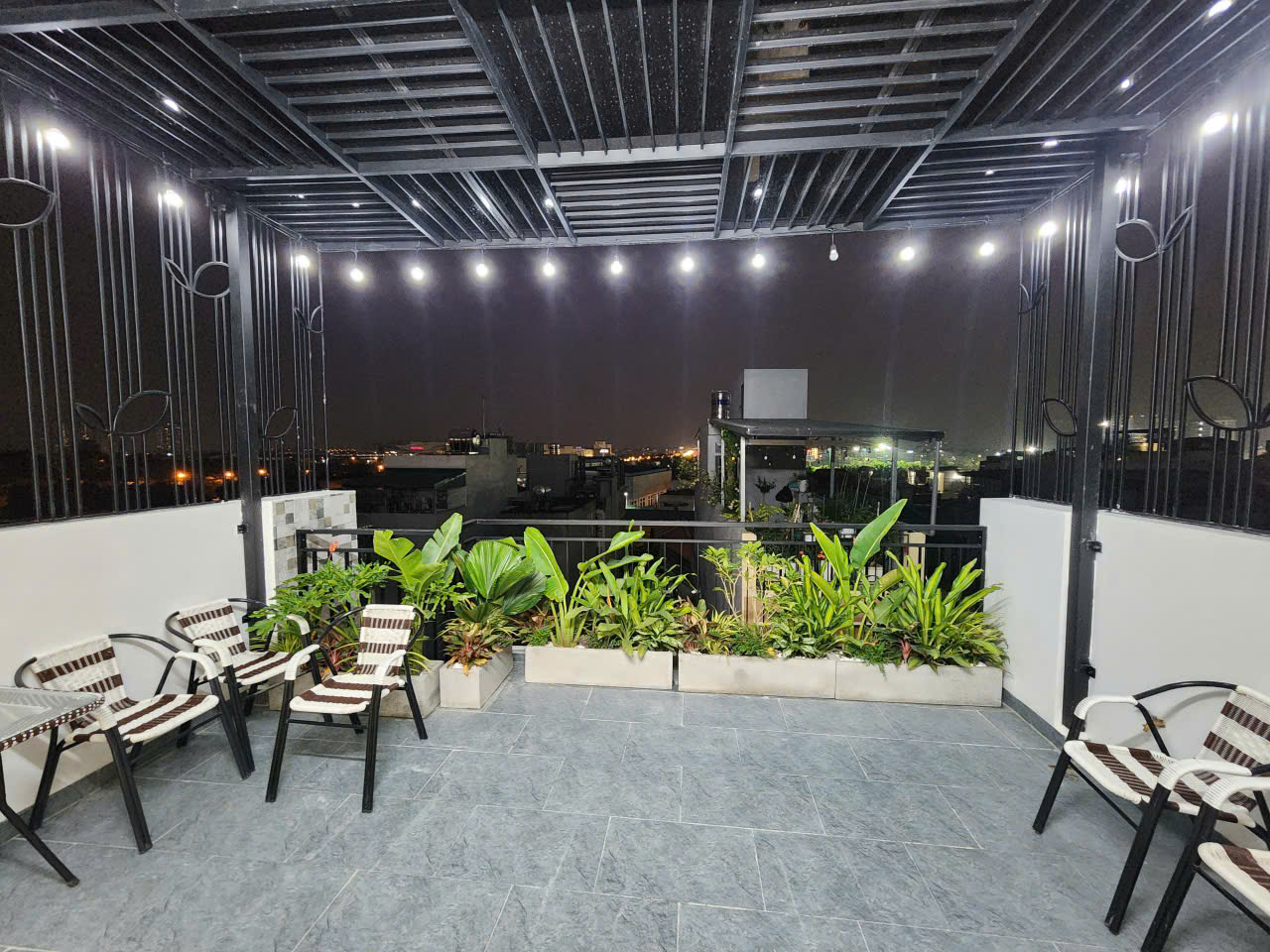 Nhà đẹp ở ngay khu phân lô quân đội, ngay gần Aeon Long Biên diện tích 86m2, 8 tầng, mặt tiền 5m, đầy đủ nội thất