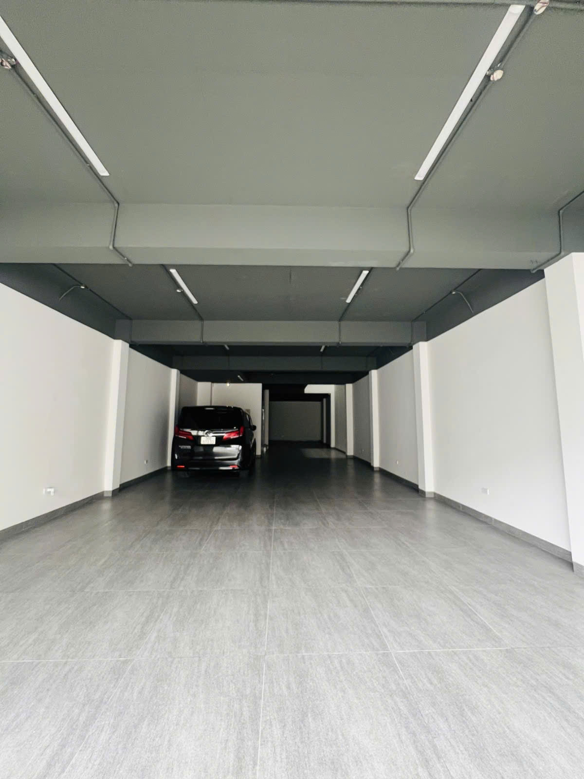 Bán gấp căn siêu phẩm Việt Hưng, diện tích 180m2, mặt tiền 7m, 6 tầng thang máy, kinh doanh, đầy đủ đồ